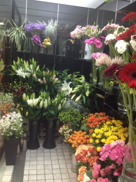 「プランタンさかきや」　（三重県亀山市）の花屋店舗写真2